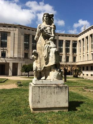 Le due statue di Ulderico Conti rappresentanti “ La madre rurale “ e “ La madre” slide