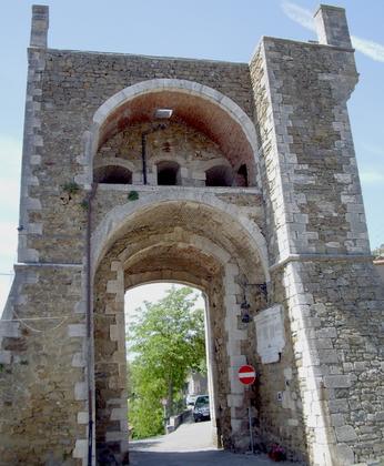 Porta storica di Pereta slide