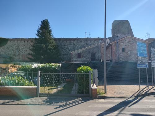 Cinta Muraria Medievale di Paganico slide