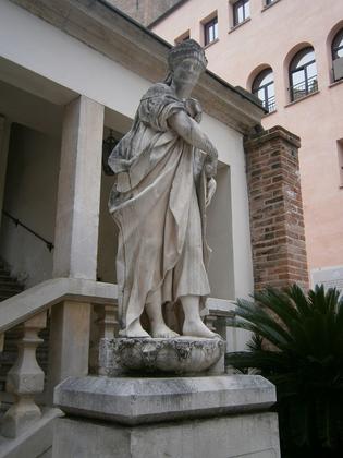 Statua della "Vecchia Padova" slide