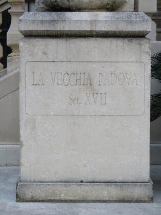 Statua della "Vecchia Padova" slide