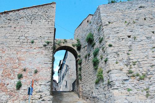 Mura medievali di Volterra slide