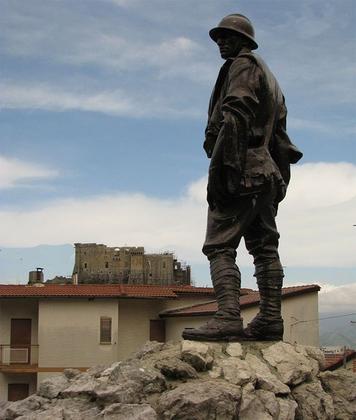 Monumento ai Caduti FANTE VITTORIOSO slide