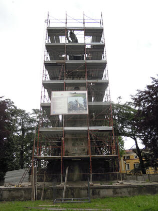 Monumento equestre in Piazzale Risorgimento slide
