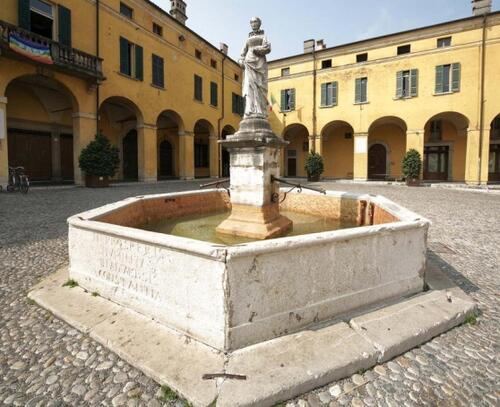 Vasca ettagonale e fontana di piazza Ugo Dallò slide
