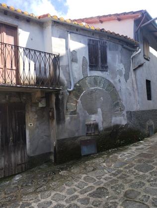 EDIFICIO STORICO CONNESSO ALL’IMPIANTO ORIGINARIO DELLA CINTA MURARIA ESTENSE slide