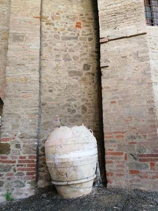 Orcio settecentesco collocato nel Museo Archeologico Nazionale di Arezzo slide