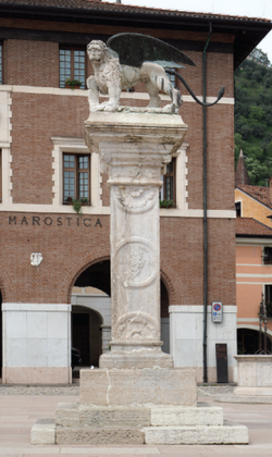 Pilastro lapideo con Leone alato di San Marco sito in Piazza Castello slide