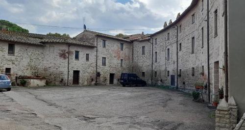 PIAZZA DEL BORGO DI COLLESTRADA slide