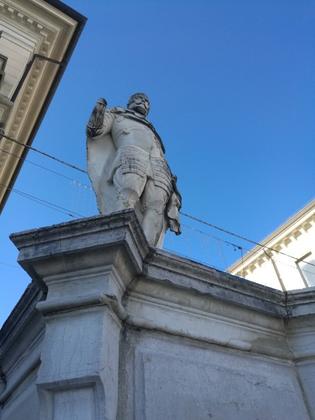 Statue dei provveditori in Piazza Grande slide