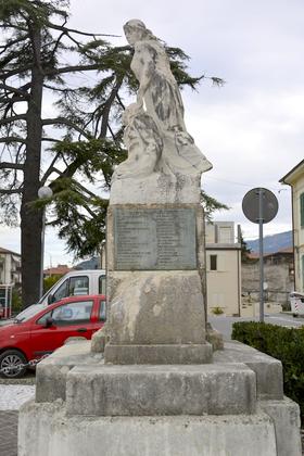 Monumento ai caduti 1° Guerra Mondiale sito in Capezzano Pianore slide