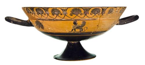 Kylix attica a figure nere con pirata tirreno che suona il flauto slide