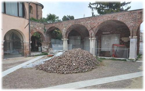 Loggiato trecentesco con tomba Templare presso chiesa S. Fermo slide