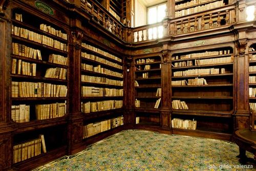 Biblioteca Statale Oratoriana Dei Girolamini slide