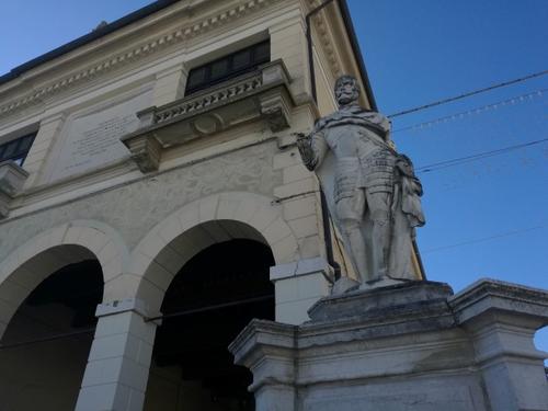 Statue dei provveditori in Piazza Grande slide