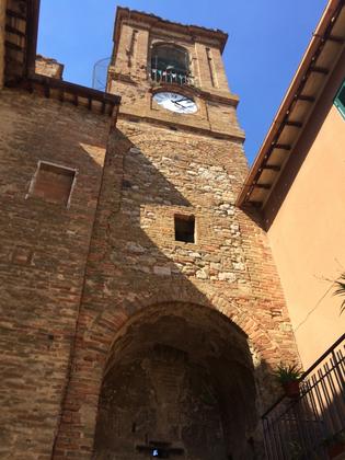 Torre campanaria con affreschi nel sottarco slide