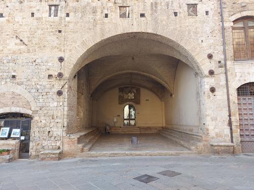 LOGGIA DEL TEATRO DEI LEGGIERI DI SAN GIMIGNANO slide