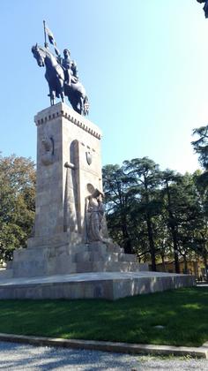 Monumento equestre in Piazzale Risorgimento slide