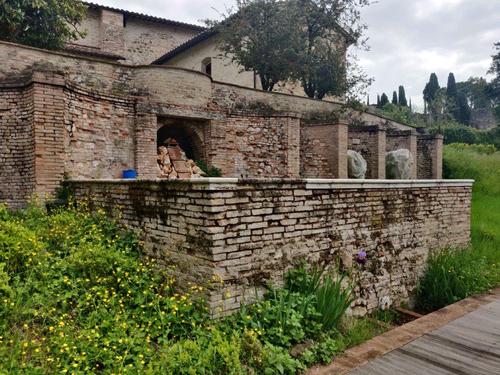 Peschiera presso Biblioteca San Matteo degli Armeni slide