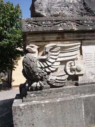 Monumento ai caduti della Prima Guerra Mondiale in frazione Piazze slide