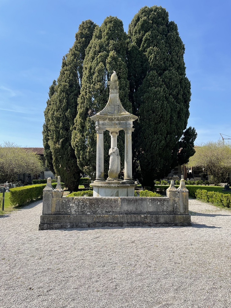 Immagini di Restauro del monumento funerario della famiglia dei Curii ricostruito nel giardino del museo