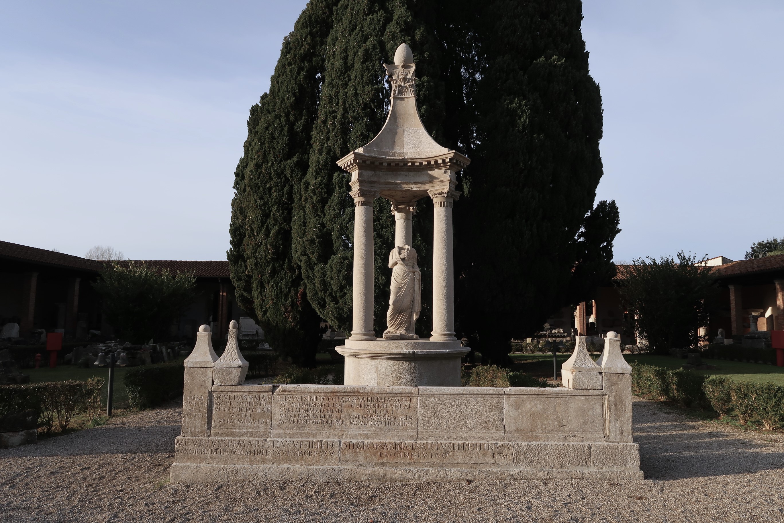 Immagini di Restauro del monumento funerario della famiglia dei Curii ricostruito nel giardino del museo