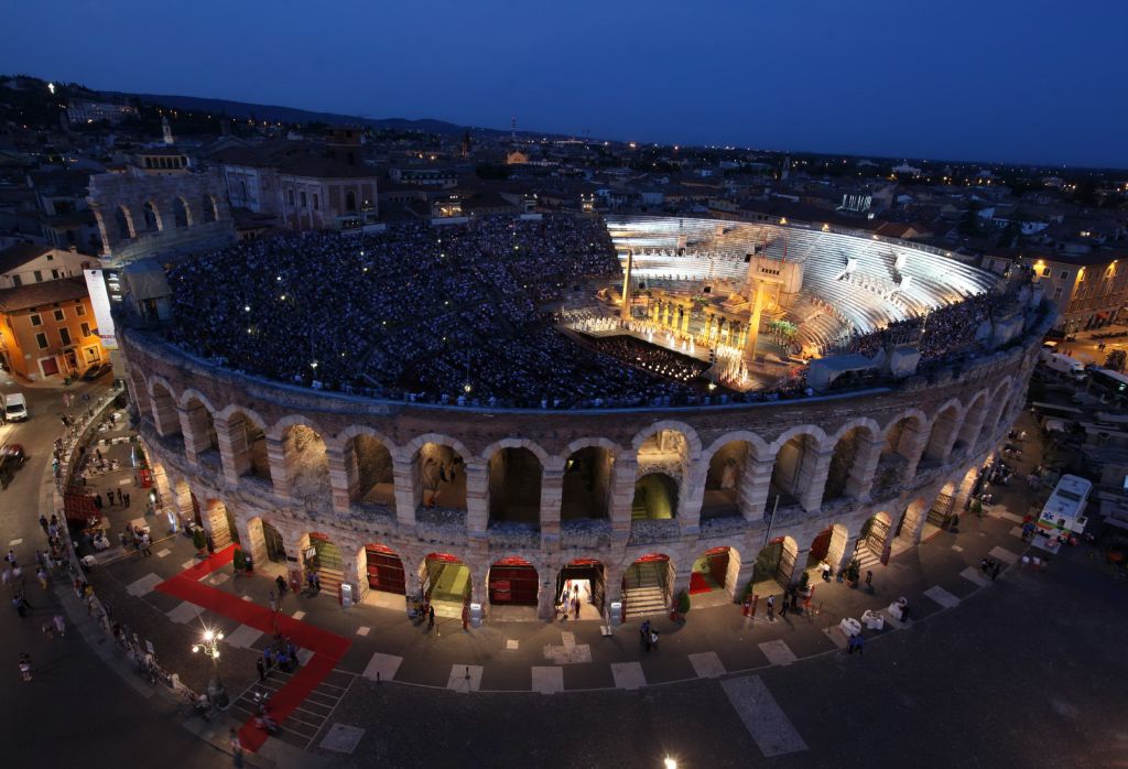 Immagini di 67 colonne per l'Arena di Verona 2023