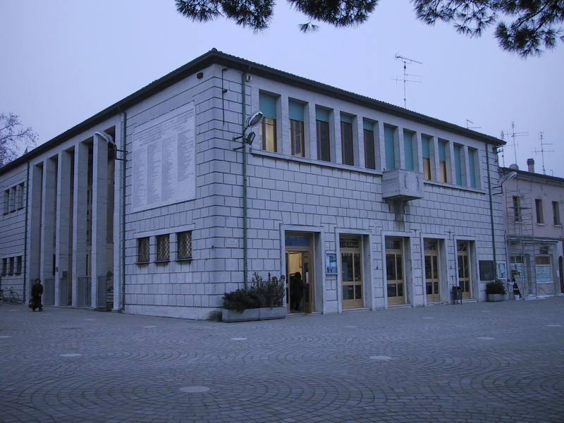 Immagini di Libri all'aria aperta. Allestimento del terrazzo della Biblioteca Comunale come luogo di studio, lettura, incontri