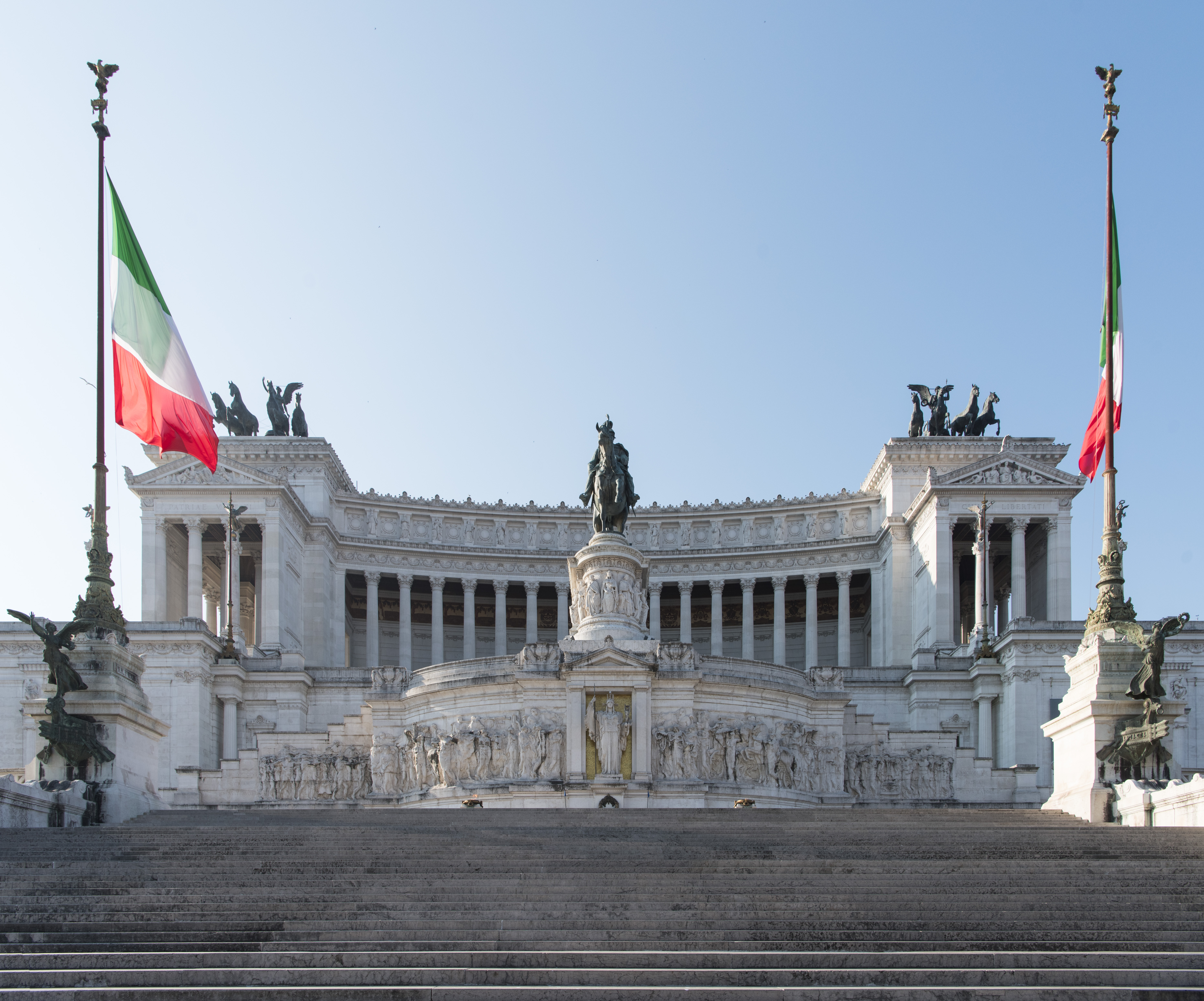 Immagini di Restauro della decorazione plastica del fronte principale e della scalea