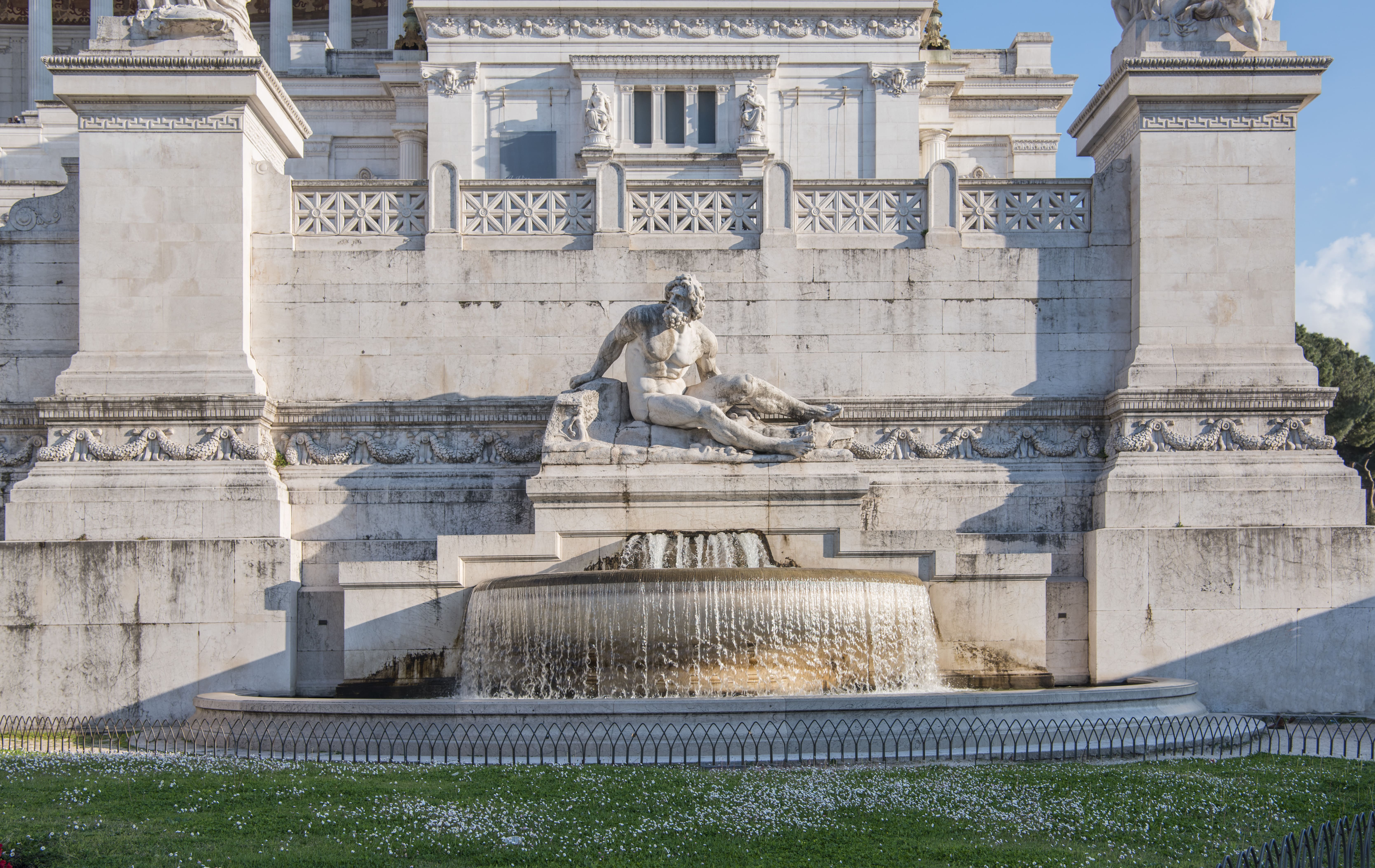 Immagini di Restauro della decorazione plastica del fronte principale e della scalea