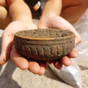 Reperti archeologici:  4 forme ceramiche e 1 moneta in bronzo rinvenuti in tre tombe romane